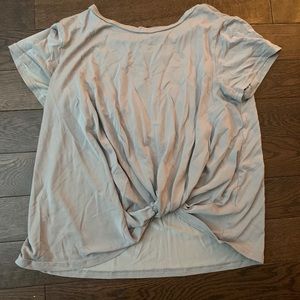 Plain t-shirt with decorative knot
